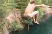 【動画】アメリカン陽キャ、全裸で脱プンしながら崖から飛び降りるｗｗｗｗｗｗｗ