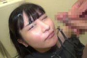 人目を気にせずデカチンを本気フェラ！潤んだ瞳で懇願する美少女に濃厚ザーメンを顔射する