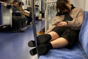 【画像】女さん、電車の中であったかくして寝る
