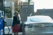 【動画】女さん、「テスラモデルS」でガソリンスタンドに来てしまうw