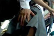 路線バスで大人しそうな美少女にスーツの男が痴漢行為！張りの良い尻を揉んで手マンしちゃう！