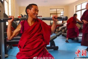 【中国】チベットの寺にトレーニングジム　僧侶が修行の合間にフィットネス