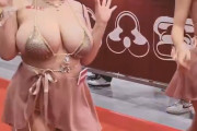 【悲報】AV女優吉根ゆりあさん、歩いてくる