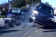 【動画】アメリカの交通事故がガチでヤバい。複数の車が衝突　歩行者も巻き添えに