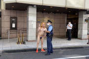 【画像】統一教会にパンツ一丁で突撃したユーチューバーが警察に連行されてしまうｗｗｗｗ