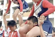 【画像】男子高校生、JKチアガールの太ももにヘッドロックされて勃ったまま失神www