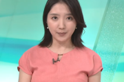 【画像】NHKの保里小百合アナが胸をムギュっとさせてしまう