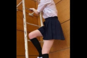【エロ動画 素人】 はじごを登るクラスの女子「絶対に覗かないでよ？！」