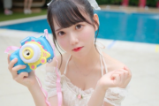 小柄な童顔JKアイドル新居歩美、初水着グラビア画像がえちえち！アキシブprojectの最年少メンバーが「週プレ」登場！ビキニ姿のオフショット写真が反響！