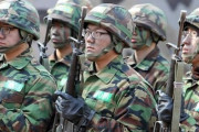 【速報】韓国の軍隊、チーズ牛丼食ってそうな顔だった.....！！！！！！