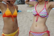 【画像】陰、貧乳なのにビキニを選択してしまう