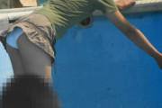 【画像あり】プールサイドでパンチラして見せつけてるすけべな女の子がえちえちすぎる件