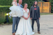 【画像】キアヌ・リーヴスさん、たまたまバーで知り合ったファンの結婚式に参加する  新郎「誘ったら来た」