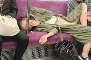 【画像】電車内で豪快に眠る泥酔女性たち