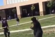 【悲報】アメリカの海兵隊、高校生同士の喧嘩をタックルでやめさせる