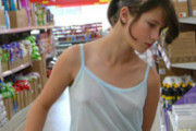 海外美少女がノーブラキャミでお買い物中に胸チラ！母から頼まれたモノを必死に探すあまり…
