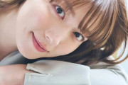 【画像】阿部華也子ちゃんのグラビア、一人だけ乳袋をリクエストされてしまう
