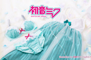 【悲報】初音ミクさん、下着メーカーとコラボし公式で下着姿を披露。仕事選ばなくなってきたな…
