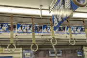 【速報】大阪万博、遂に本気を出す「電車内の広告を全てバス運転手募集にしたぞ！」