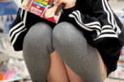 【画像】Z世代まんさん、コンビニでパンツ丸出し