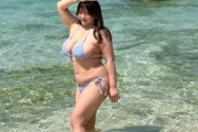 爆乳美女、沖縄でセクシーショットを撮ってしまう