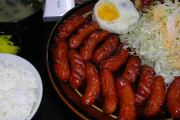 【画像】このウインナー大盛り定食いくらだせる？