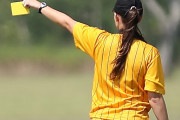 【画像】イタリアの女サッカー審判さん、調子に乗って水着グラビアを出してしまうｗ