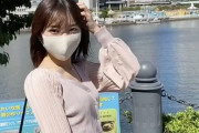 【動画】美人女子大生、750mlのevianがカバンに入らずカバンに載せて歩いてる