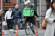 【画像】コロナ禍で仕事を失った若い女性達、続々とウーバーイーツ配達員へ