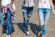 【エロ板まとめ】【朗報】女子翔学生の間で「大ダメージジーンズ」が流行る！