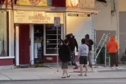 【動画】黒人さん、差別と暴力の撤廃を求め店を略奪し店主のおばちゃんを角材で袋叩き