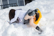 【画像】JKがスカートをはいてソリで雪遊びをした結果wwwwwwwww
