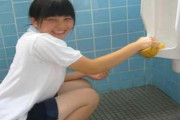 【画像】ｊｃが学校の男子トイレで屈辱プレイやらされてる姿がエロい…