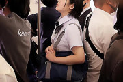 早見なな 電車内で痴漢されてしまう運動部のスポーツJK！パンツ越しに手マンされ股間を濡らす