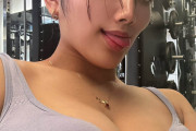 【画像】こんな美女がジムに居たら違う所もバキバキになるだろｗｗ