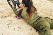 イスラエル女性兵士「あーしに続け！全軍突撃だし～(ﾑﾁｯ♥ﾌﾟﾙﾝｯ♥ﾑﾜｧ♥)」