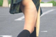 【画像】こういうカバンにスカート引っ張られてパンツ丸見えになってるJKｗｗｗｗ