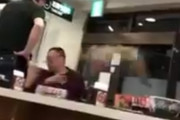 【動画】おっさん、ブチ切れて牛丼をぶん投げてしまう