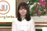 【放送事故】女子アナさん、ブラ紐が肩から外れてしまうハプニングｗｗｗｗ（冨田有紀エロGIF動画）