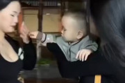 【動画】赤ちゃん、おっぱいに興味津々