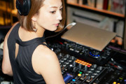 【悲報】美人女性ＤＪ、フェスで複数人に胸を触られてしまう