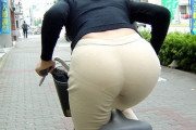 【画像】街を歩く熟女のデカ尻、エロ過ぎる