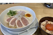 【画像】店主「へい、ラーメンお待ち！」彡(^)(^)「なんか生っぽいけど食ったろｗ」
