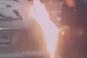 【動画】女さん「うわ！ガソリンの給油口が凍った！ライターで溶かそう」→