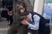 【動画】元ボクサーのオッサンが人質と入れ替わりナイフ男から武器を奪う