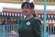 【動画】ディズニーランドのキャストさん、おっぱいが夢の国?