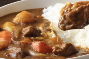 【画像】東京、このレベルの『カツカレー』が590円で食える国だったwwwwww