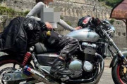 【仰天】巨乳を放り出してバイクを駆る、ド変態女ライダーが発見されるｗｗｗｗｗｗ
