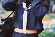 【画像】セーラー服からチラ見えするお腹って世界一エッチだよな…