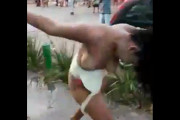 ブラジルで喧嘩している女性の服がどんどん脱げていくｗｗｗ